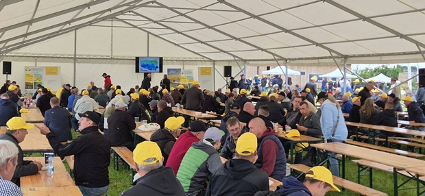 Stoisko SDOO w Ciciborze Dużym na dniach pola, rolnik rozmawiajacy z dyrektorem