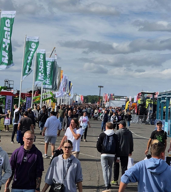Główne przejscie przez Targi Agro Show, dużo ludzi chodzących między wystawcami